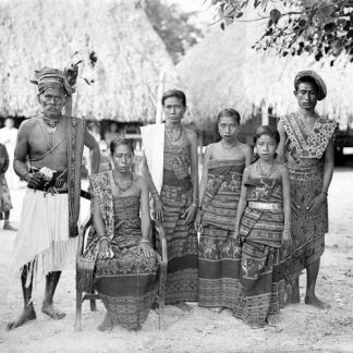 Photo of the Radja of Timoe Ama Piga Djara with his family Sawoe - Collection Tropenmuseum Amsterdam, CC-BY-SA